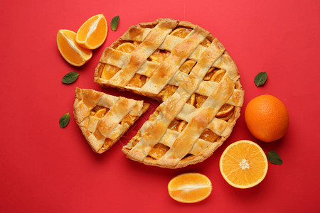 彩色背景上的美味橙色馅饼图片