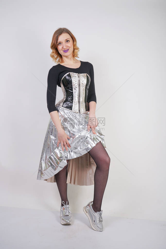 Croset和格子金属裙子的美丽的高加索女孩图片