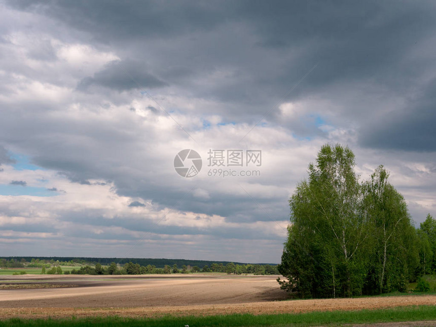 农场上空的乌云图片