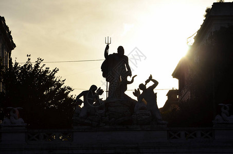罗马逆光中的海王星雕像图片