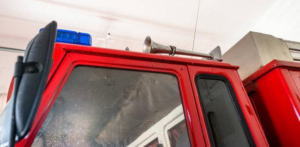 蓝色警示信号和一辆消防车图片