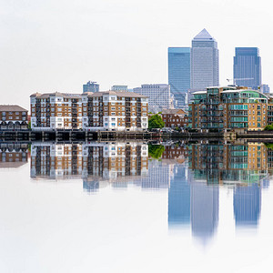 伦敦主要金融区加那利码头CanaryWharf的天梯和他们在泰图片