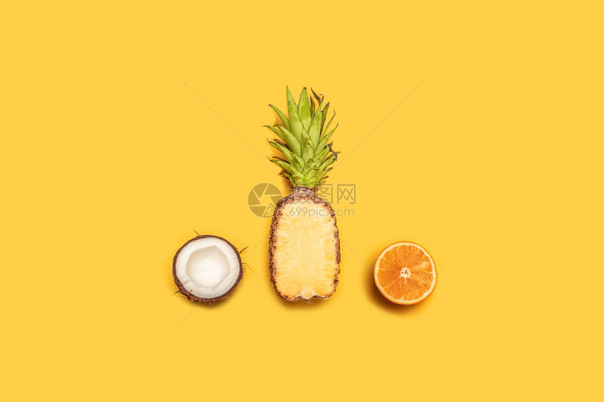 黄底热带果汁在夏季的创意构成橙子椰子图片