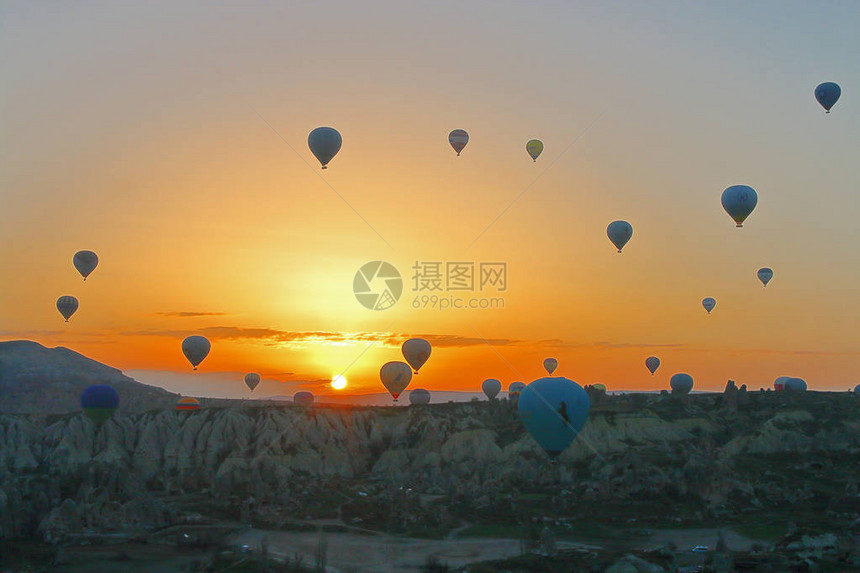 照片在土耳其名为Cappadocia的地区拍摄图片