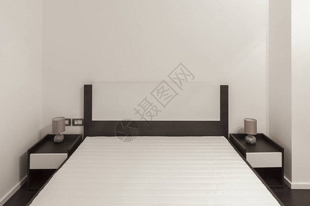 卧室大双人床复印空间图片