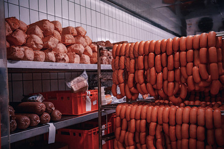 超市里的肉制品生产在超市里图片素材