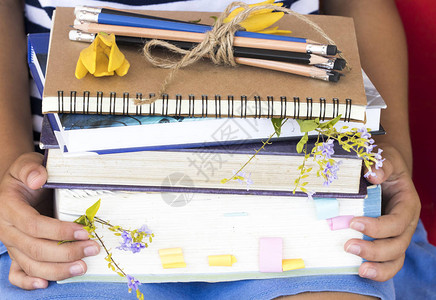 女童学生拿着字典书笔记本和学生束铅笔图片