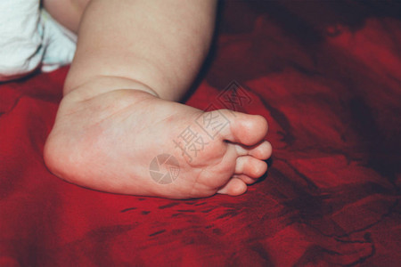 4个月大的婴儿在红床图片