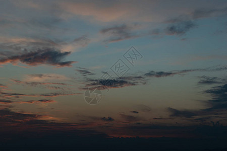 戏剧黄昏天空上的云图片