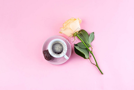 一杯新鲜的咖啡和一朵蜜豆香味玫瑰在粉图片