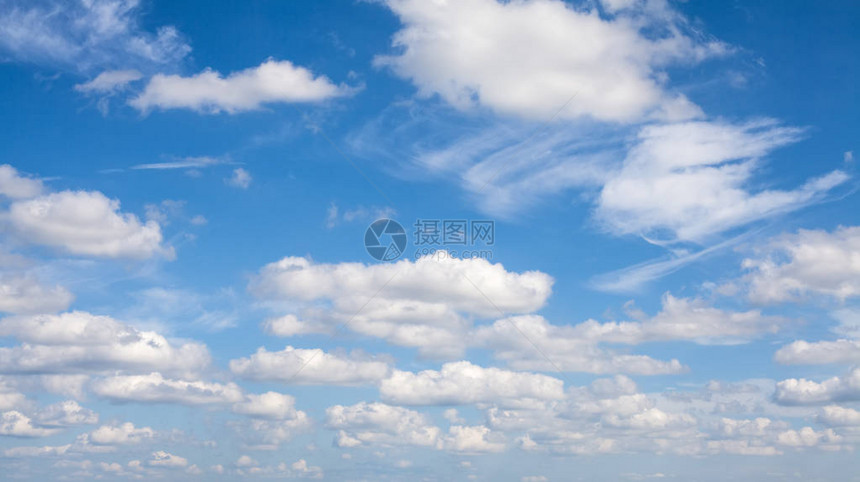 蓝色云彩背景美丽的风景图片
