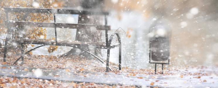 冬季公园雪下孤独的长椅图片