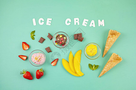 巧克力草莓和芒果冰淇淋的顶端风景图片