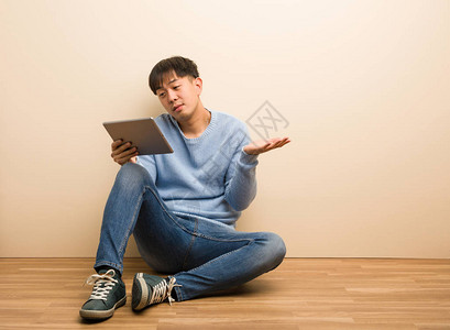 年轻的人坐着用平板电脑怀图片