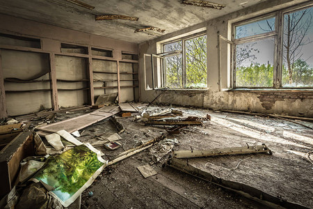 在白俄罗斯切尔诺贝利禁区一所废弃学校的教室里图片