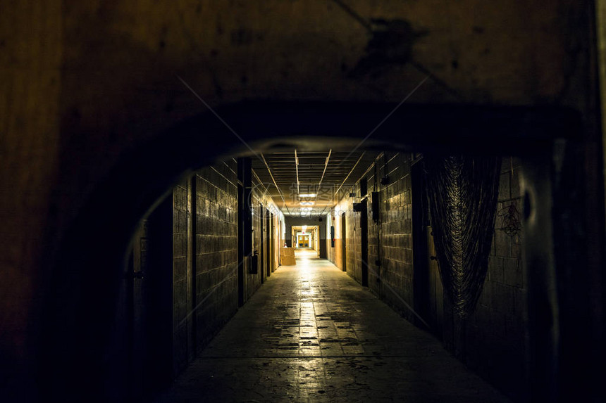 美国康涅狄格州纽黑文废弃旧工厂的走廊用作图片