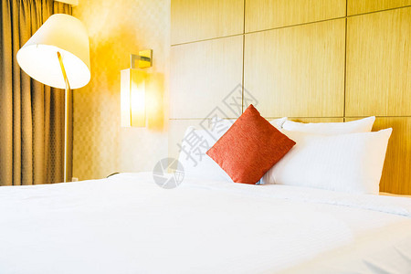 室内旅馆床铺内装饰床上的白图片