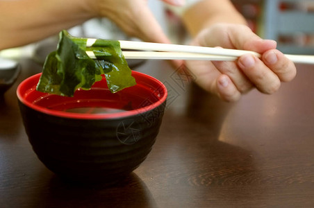 日本味噌汤配豆腐和紫菜图片
