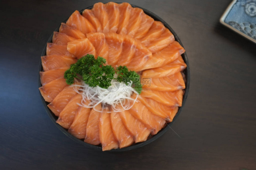 大块的生鲑鱼切片或日本风格的马哈鱼刺片图片