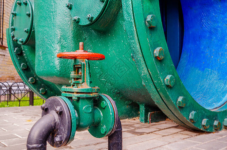 旧闸阀水管热回路绿色红色手柄图片
