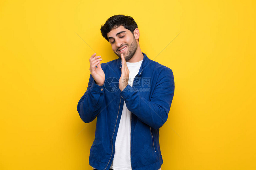 黄墙上挂着蓝色夹克的男子在会议上发图片