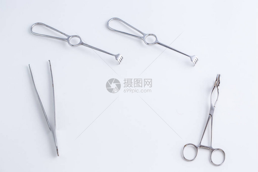 白色孤立背景上的外科手术器图片