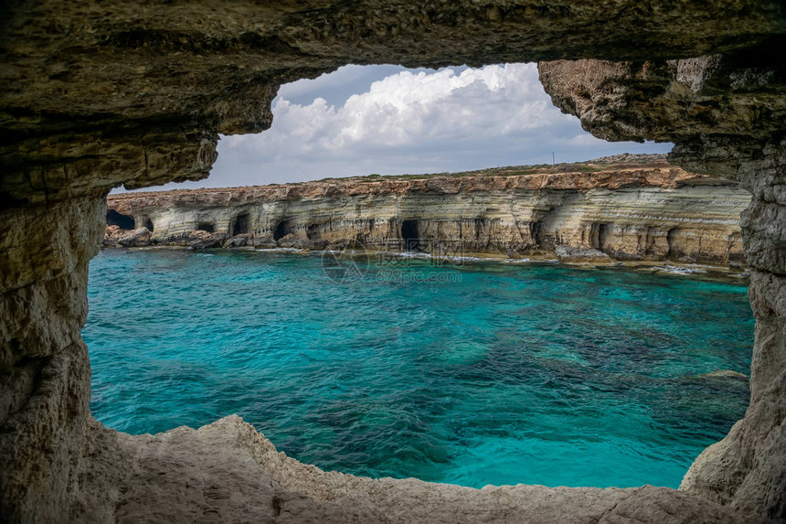 闪光洞穴位于地中海岸其位置图片