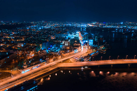 夜间在现代城市的高速公路上图片