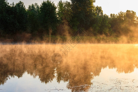 日出时在雾中看到河水清背景图片