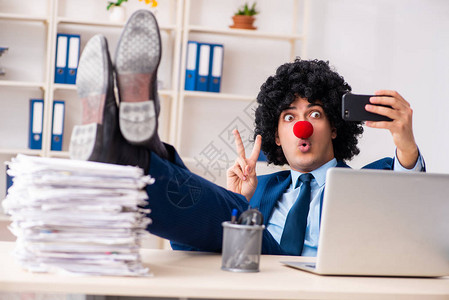 在办公室工作的青年小丑生意人工背景图片