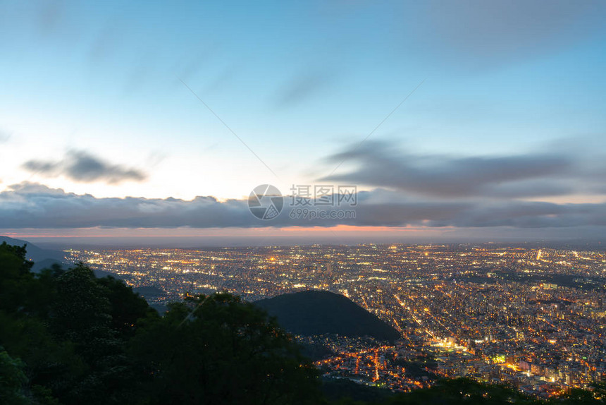 从Moiwa山观测到札幌市的夜景图片