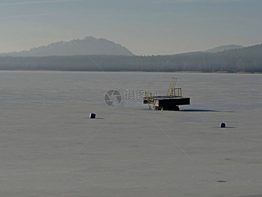 冰冻湖泊滑轨塔图片