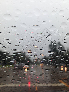 雨天外面的车外从车座上观图片