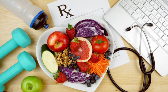 使用听诊器健康新鲜食品和运动设备对良好的保健图片
