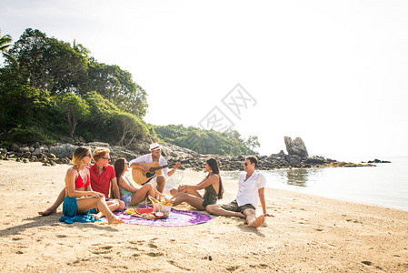 一群快乐的朋友在热带岛屿上玩得开心图片