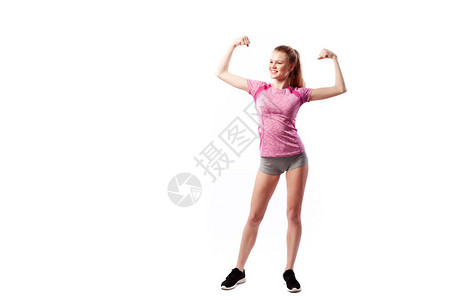 黑头发女教练穿着运动式粉红色短T恤衫和短裤图片