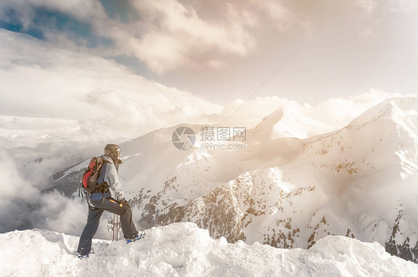 滑雪运动员与雪板同在图片