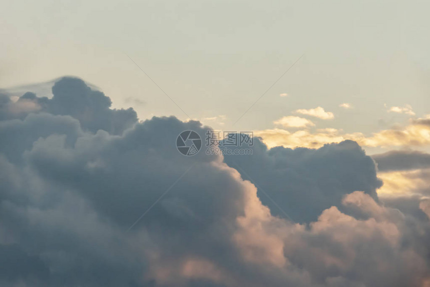 云雾天气中天空图片