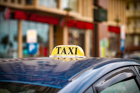 城市街道上的出租车出租车标志图片