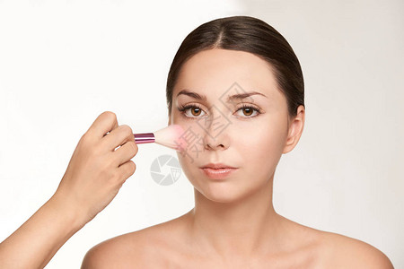女化妆品化妆品皮肤护理面部高光图片