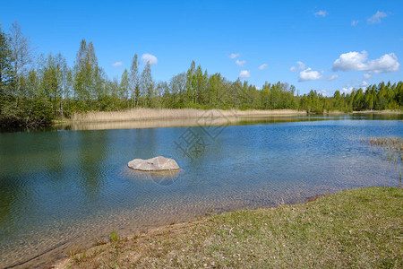 清晰透明的水湖背景图片