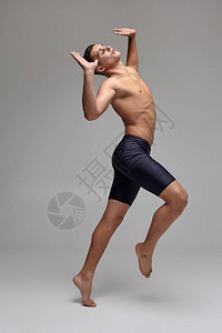 一个了不起的肌肉男芭蕾舞演员的全长照片图片