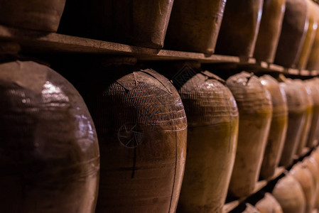 南图普利啤酒厂旧陶器中发酵的背景图片