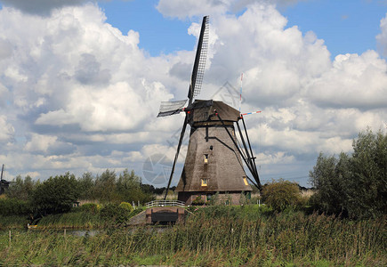 传统的风车在荷兰阴云多的荷兰天空图片