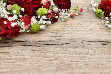 花香与兰花玫瑰和康乃馨的安排在木制背图片