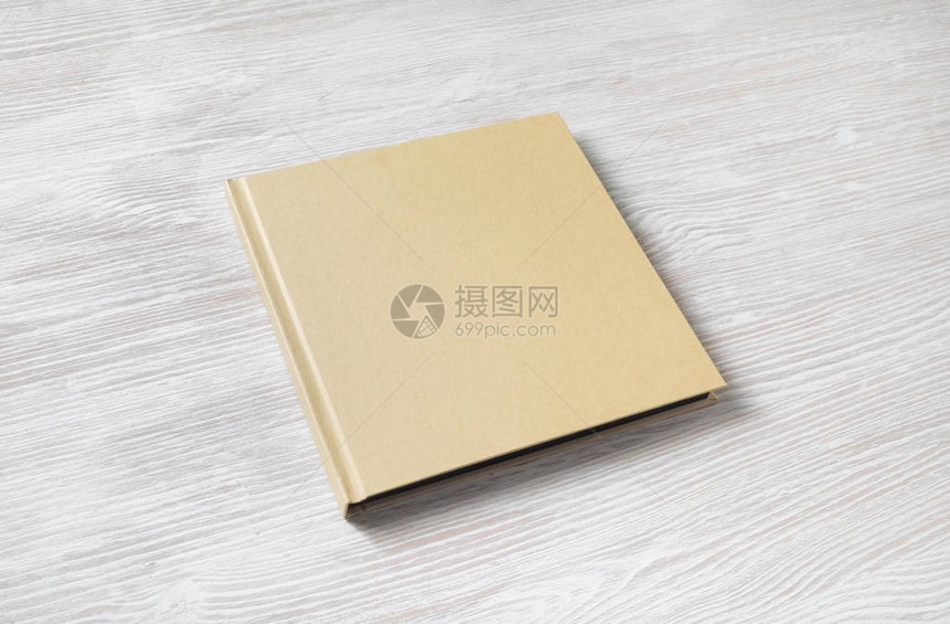 浅色木质背景上的空白方形封面书图片