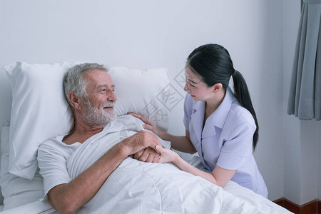 带微笑护士的老年男子照顾和讨论在疗图片