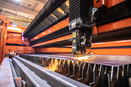 焊接或切割在现代机械建筑厂的压基底板上处理铁板的工业图片