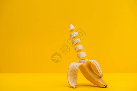 半片鲜甜可口的香蕉用黄色隔开图片