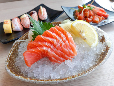 三文鱼生片和寿司日本料理图片